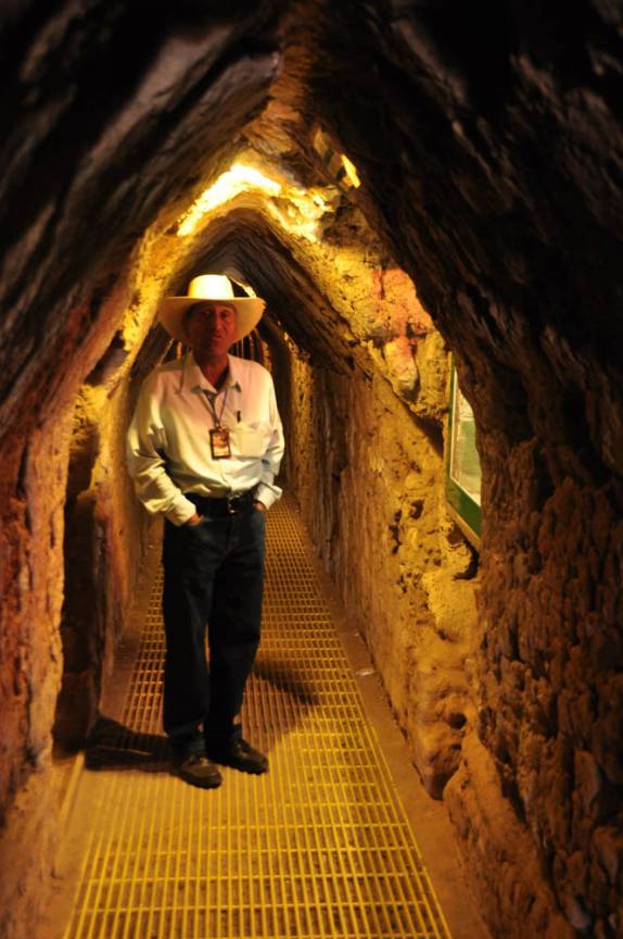 Francisco, nosso guia nos túneis da pirâmide de Cholula, no México